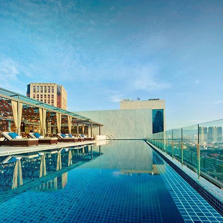 Hotel Stripes Kuala Lumpur, Autograph Collection Dış mekan fotoğraf The swimming pool at the hotel