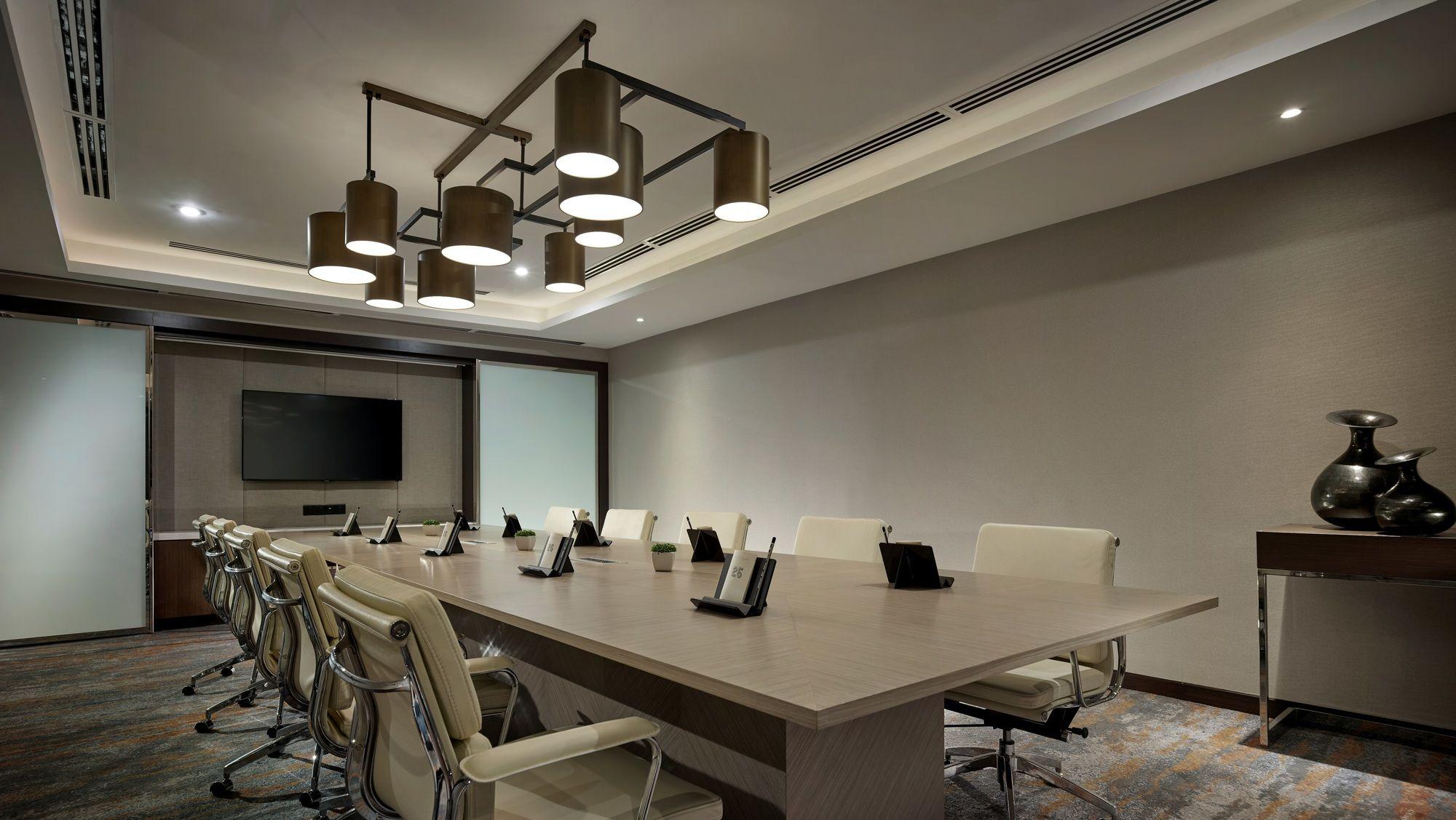 Hotel Stripes Kuala Lumpur, Autograph Collection Dış mekan fotoğraf A meeting room at the hotel