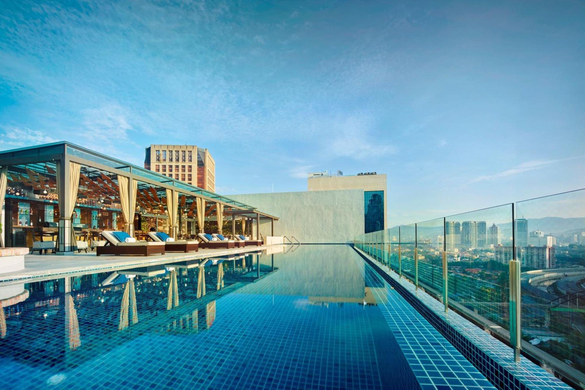 Hotel Stripes Kuala Lumpur, Autograph Collection Dış mekan fotoğraf The swimming pool at the hotel