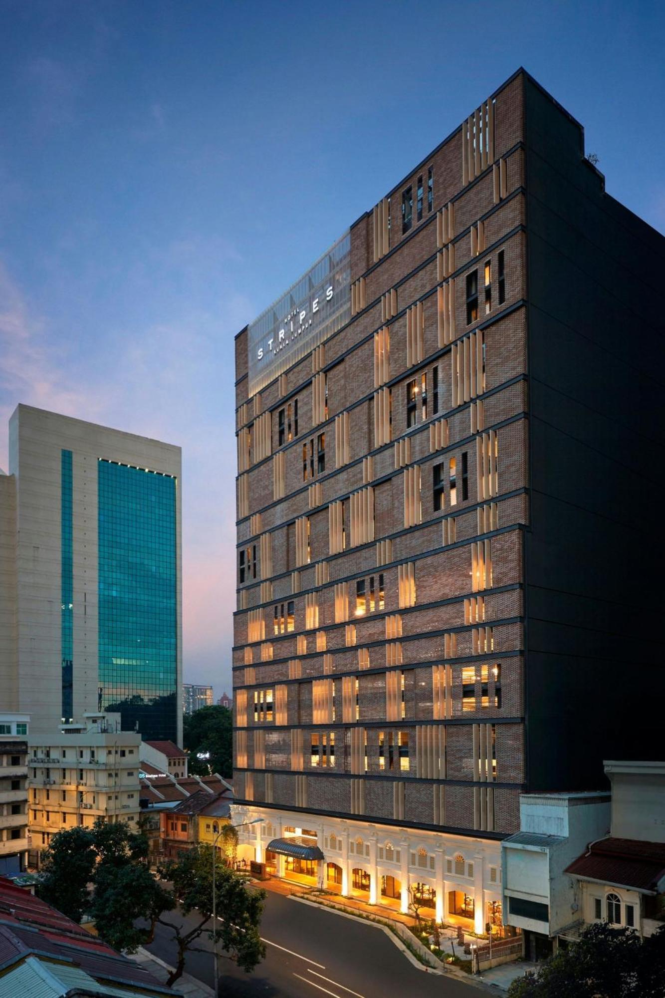 Hotel Stripes Kuala Lumpur, Autograph Collection Dış mekan fotoğraf The hotel at dusk
